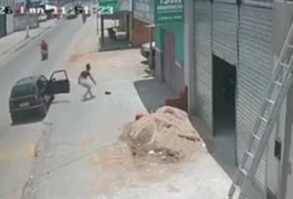 Câmeras flagram mulher pegando bolsa com R$ 14 mil caída na rua em Arapiraca