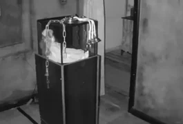 Arrepiante: Boneca considerada mal-assombrada é vista se mexendo sozinha em vídeo