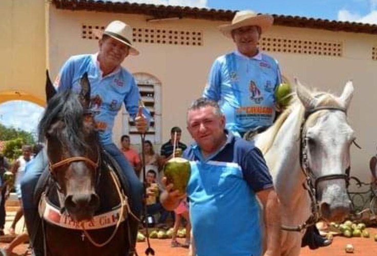 Ex-vereador Josias Albuquerque mantém tradição da água de coco na Cavalgada da Padroeira de Arapiraca