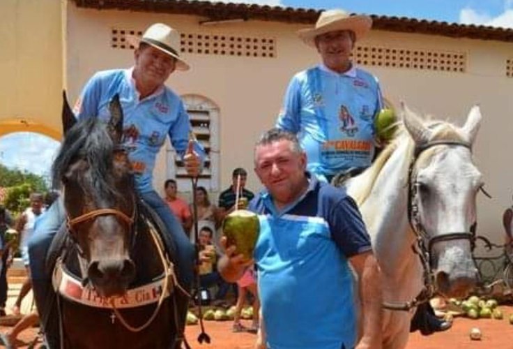 Ex-vereador Josias Albuquerque mantém tradição da água de coco na Cavalgada da Padroeira de Arapiraca