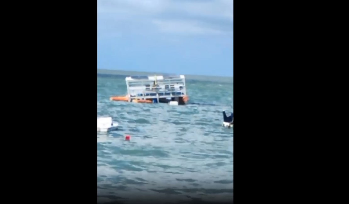Catamarã afunda em Maceió e mobiliza Bombeiros na orla de Pajuçara, em Maceió