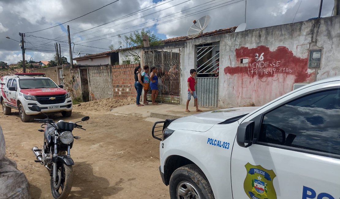 Vídeo. Mulher morre após sofrer descarga elétrica na porta de casa, em Arapiraca