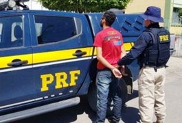 PRF prende homem foragido da Justiça de São Paulo em São Miguel dos Campos