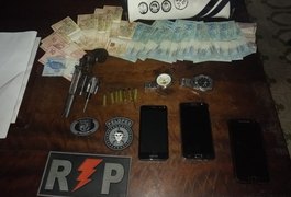 Casal armado é capturado tentando furtar loja de celulares no Centro de Arapiraca