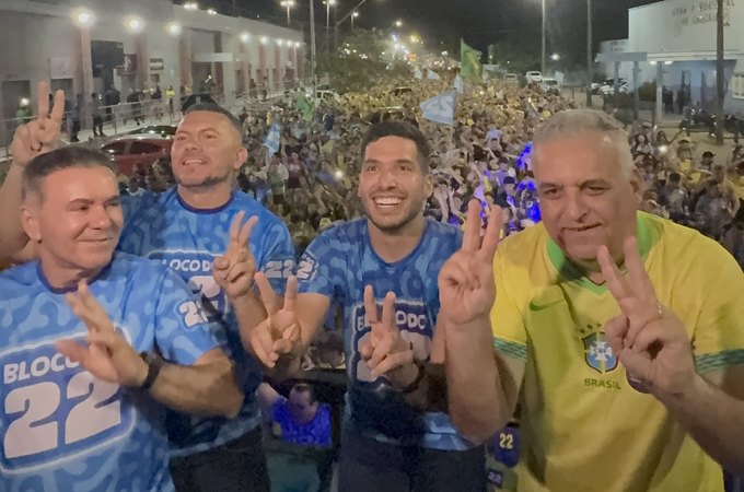 Alfredo Gaspar e André Fernandes arrastam multidão em Caucaia, no Ceará, durante o Bloquinho do 22