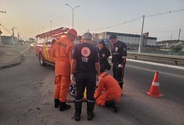 Motociclista perde controle de veículo ao passar por lombada próximo ao 3º BPM, em Arapiraca