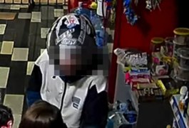 VÍDEO: Homem ameaça mulher com criança no colo durante assalto a mercadinho em Arapiraca