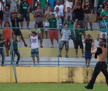 Ex-senador Luiz Estevão rouba a cena, tira a camisa e faz gestos obscenos