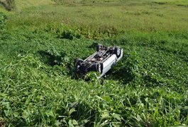 Motorista evita colisão com moto e capota na BR-101 em São Miguel dos Campos