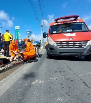 Jovem fica ferido após acidente entre carro e moto no Jacintinho