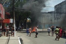 Ambulantes queimam pneus no centro de Maceió