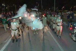 Manifestante tenta apagar a tocha olímpica com extintor de incêndio