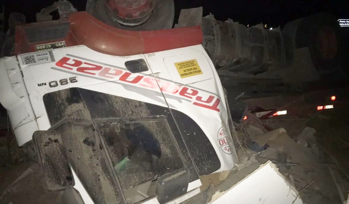 Caminhoneiro morre em grave acidente na BR 423 em Delmiro Gouveia