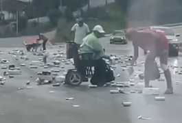 Carga de cerveja cai na BR-101 e é saqueada por populares em rodovia alagoana