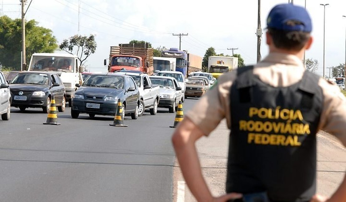 Adolescente de 13 anos é flagrado conduzindo motocicleta na BR 104