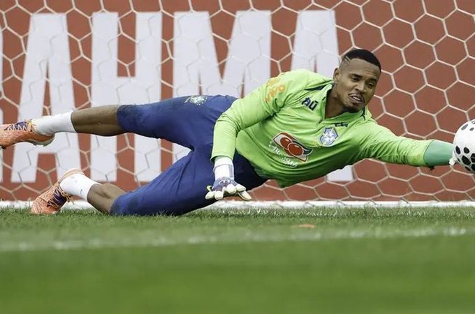 Com Hugo Souza lesionado, Ancelotti convoca o goleiro John, ex-Botafogo