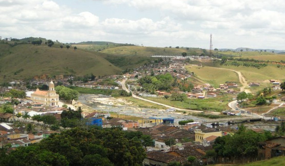 Dois operários morrem esmagados por trator em São José da Laje
