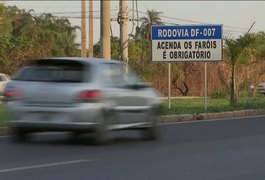 Justiça libera aplicação de multas por farol desligado em rodovia sinalizada