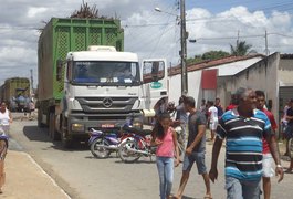 Moradores da Vila Bananeiras voltam a fechar avenida em protesto contra gaoilões