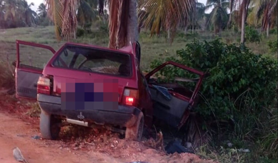 Colisão de carro contra coqueiro deixa mulher morta em Piaçabuçu; dois ficaram feridos