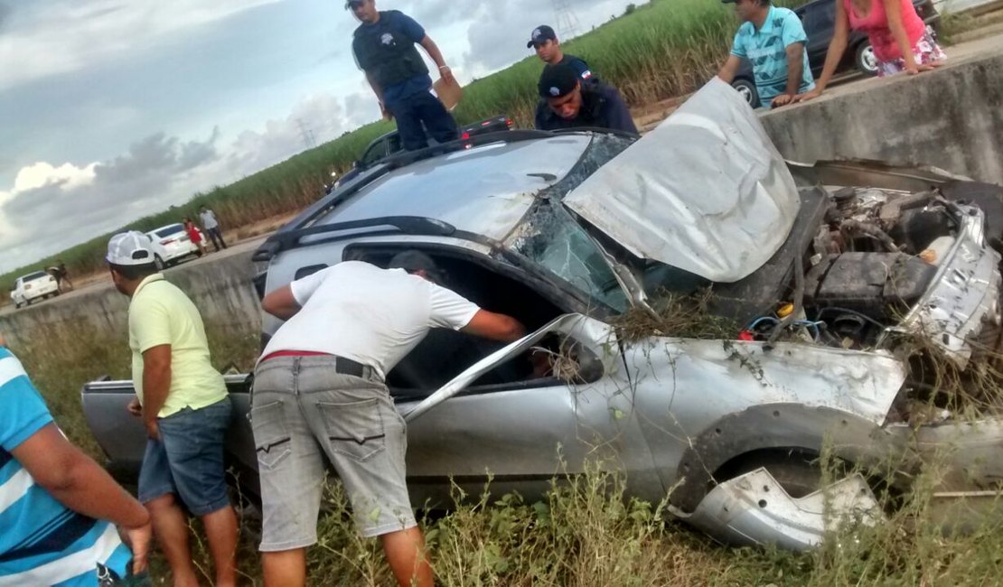 Uma pessoa morre e outra fica ferida em capotamento em Junqueiro, AL