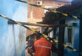 Idoso sai ileso após ficar soterrado por residência, em Maceió