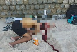 No Litoral Sul, jovem é assassinado com tiro na cabeça e outro é baleado na beira da praia