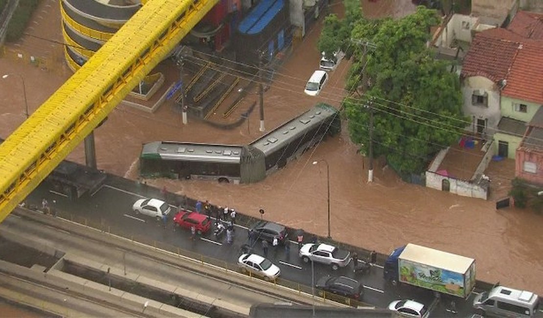 Forte chuva isola cidades, mata 7 e deixa desaparecidos na Grande São Paulo