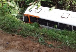 Ônibus com estudantes cai em ribanceira deixando três feridos em Jacuípe, AL