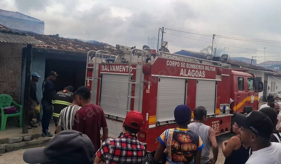 Residência pega fogo e morador é socorrido em São Miguel dos Campos