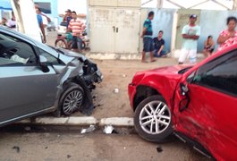 Carro colide em veículo e se choca contra poste, em Arapiraca