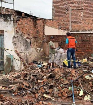 Vizinhos fazem campanha para ajudar mulher que teve casa destruída em Arapiraca