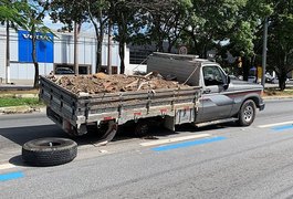 Pneu de caminhonete carregada com entulho se desprende no meio de avenida em Maceió