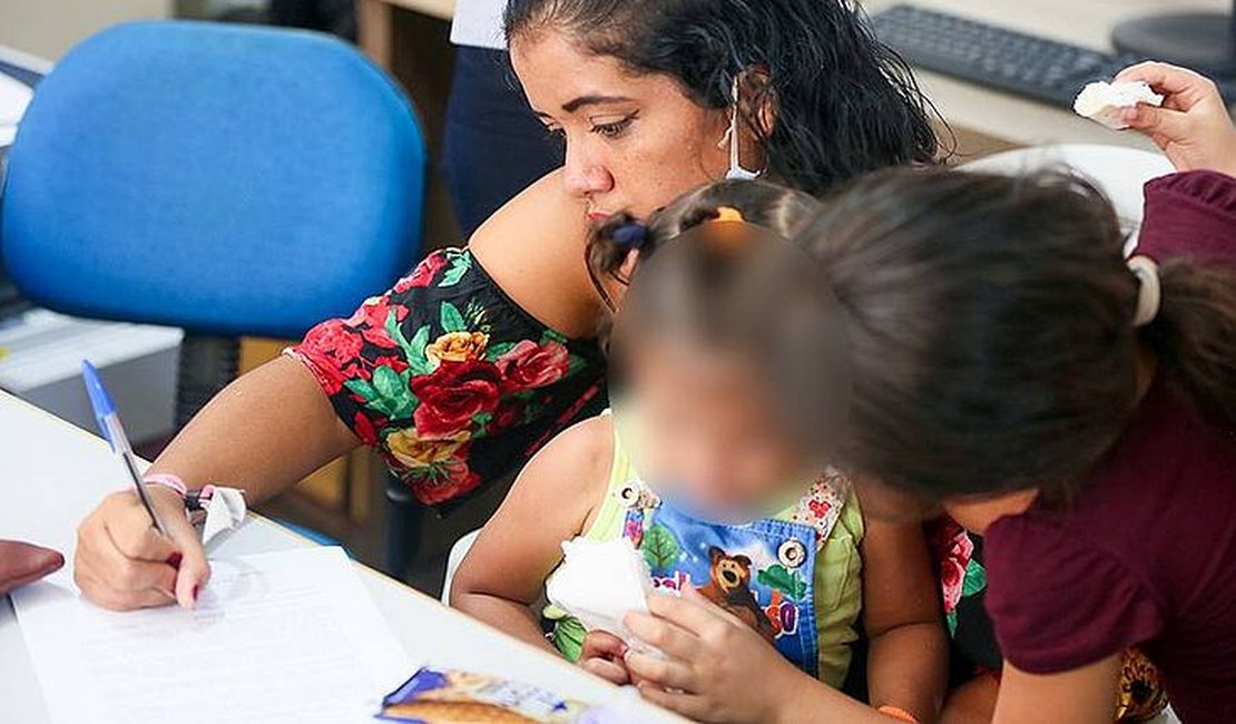 Justiça de AL devolve guarda à mãe que havia deixado filha aos cuidados de vizinha
