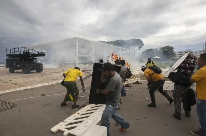 Moraes concede domiciliar a Fátima de Tubarão e mais 18 idosos do 8/01