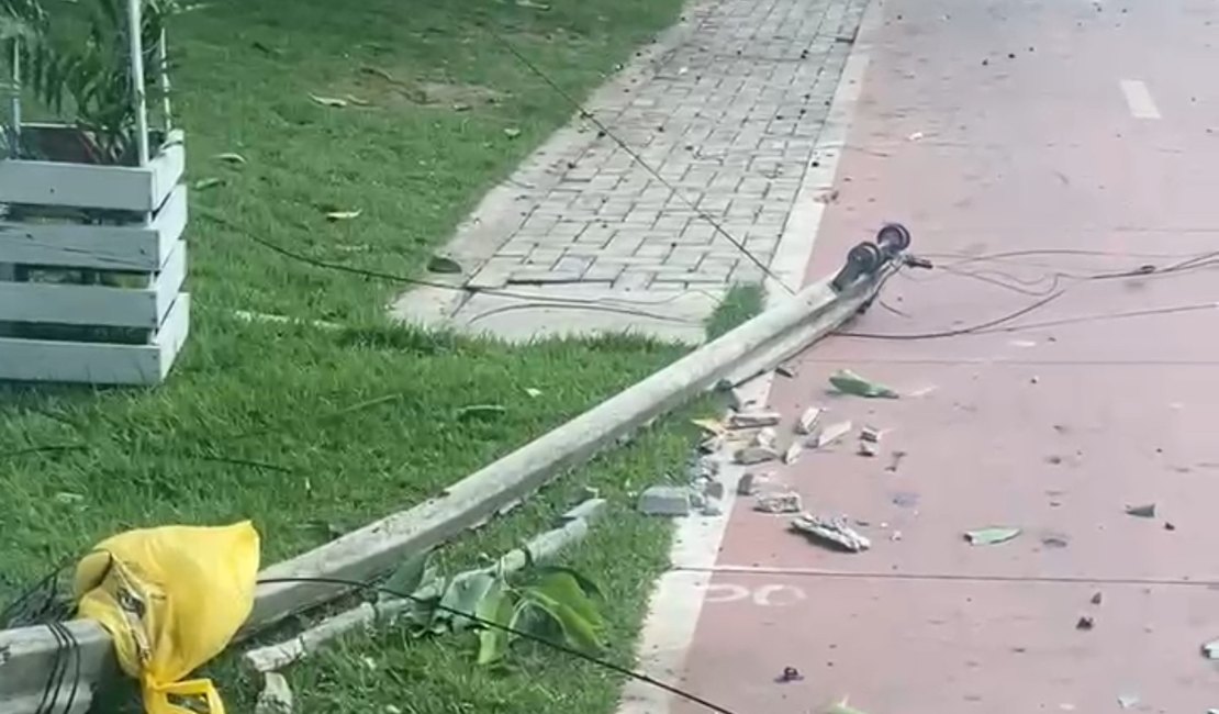 Vídeo. Caminhão bate em fiação e derruba poste na Ciclovia de Arapiraca