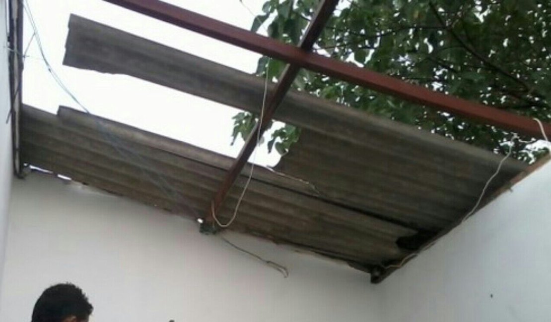 Homem cai de telhado ao tentar furtar serralharia e é detido por populares, em Arapiraca