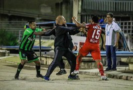 Após briga durante CRB e América-MG, Zé Carlos pega nove jogos de suspensão