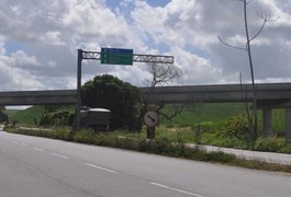 Acidente entre carro e caminhonete deixa um morto na BR-104, em AL