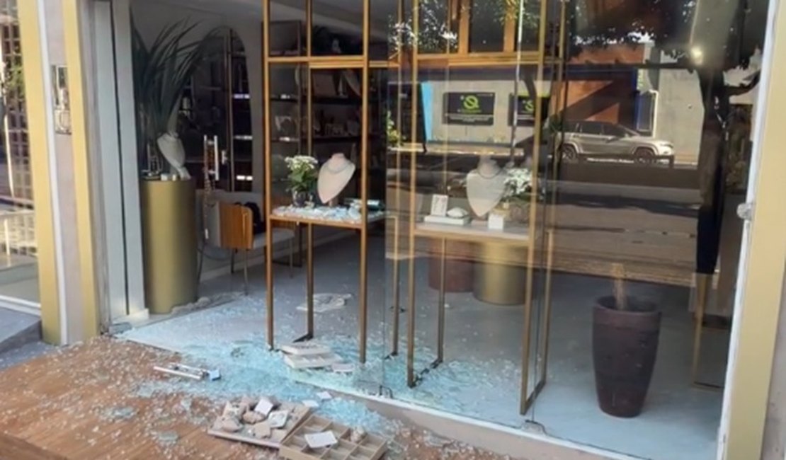 VÍDEO: Vidraça de loja de semijoias é quebrada e produtos são furtados na Jatiúca, em Maceió: 'Anos de esforço'