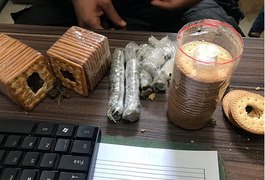 Mulher é presa ao tentar entrar em presídio com drogas em pacotes de bolacha