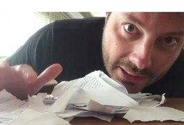 Danilo Gentili esfrega notificação nas partes íntimas e a reenvia à deputada