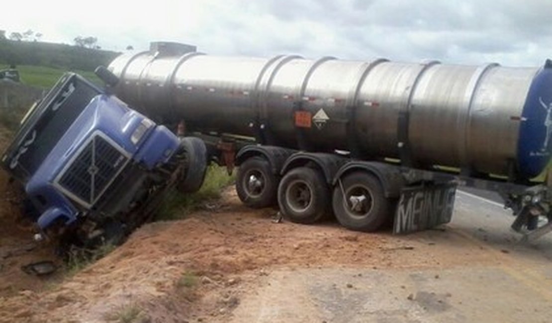 Grave acidente: motorista de carreta morre esmagado na BR-101