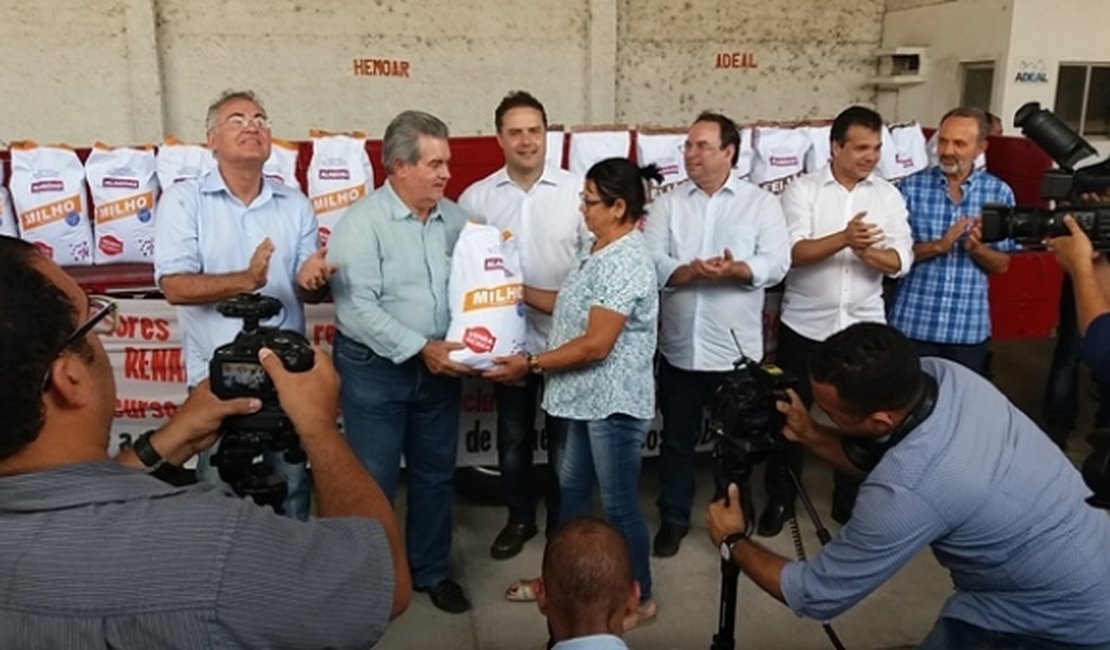 Pequenos agricultores recebem 380 mil quilos de sementes, em Arapiraca