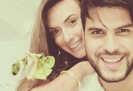 Nicole Bahls assume noivado nas redes sociais