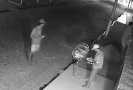 VÍDEO: Câmera de monitoramento flagra ladrão pulando muro de residência em Arapiraca