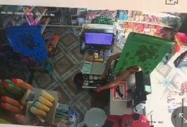 Mulher é flagrada por câmera de segurança furtando dinheiro de mercadinho em Arapiraca