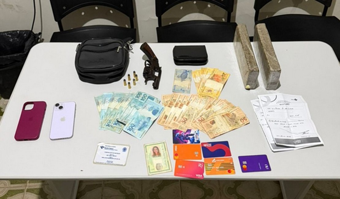 Polícia Civil prende duas mulheres por tráfico de drogas e porte ilegal de arma em Arapiraca