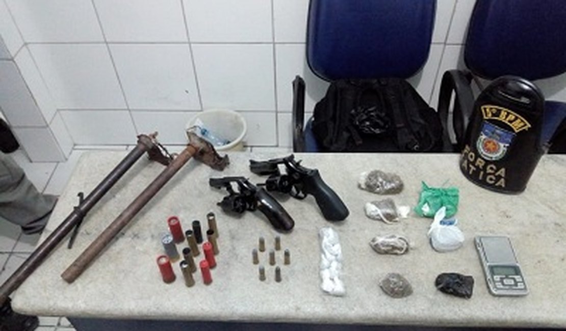 Após denúncia, PM apreende menor com quatro armas de fogo, munições e drogas em Maceió