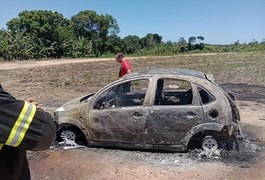 Carro pega fogo no meio de rodovia, em Alagoas